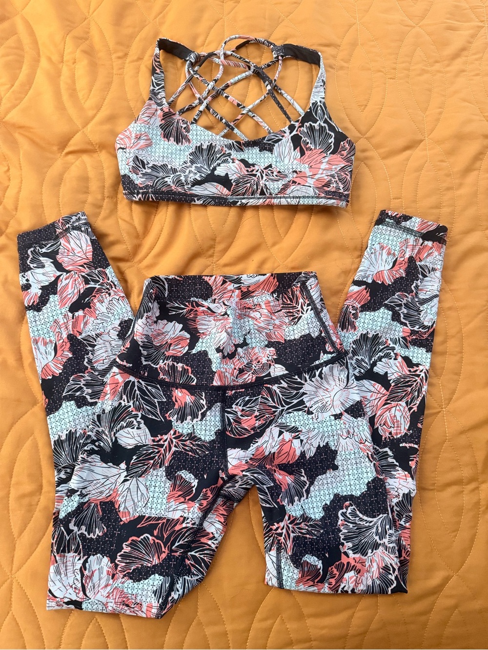RARE Lululemon Sports Bra 4 + High Waist Leggings 2 Coral, Black & White Floral